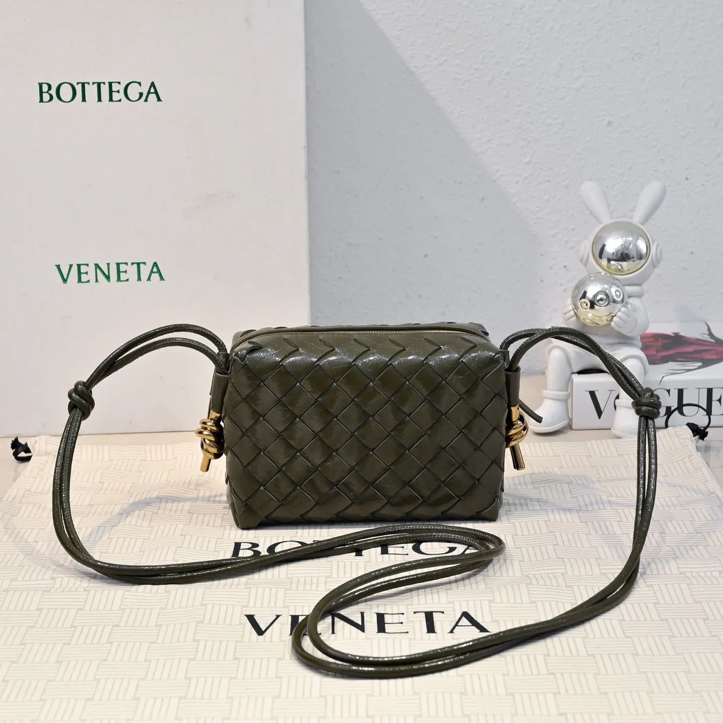 Batch 1560 𝗕𝗼𝘁𝘁𝗲𝗴𝗮 𝗩𝗲𝗻𝗲𝘁𝗮———— The latest version of the loop camera bag💥 from BV’s King of Cost-Effectiveness counter, large woven texture➕Ultra-high quality cow wax leather as always, with zipper, hardware decoration on both sides, adjustable drawstring, especially suitable for the tummy💫Can hold anything, very light weight, suitable🈴️for girls of all ages, size: 17*10*6cm Style number: 6125